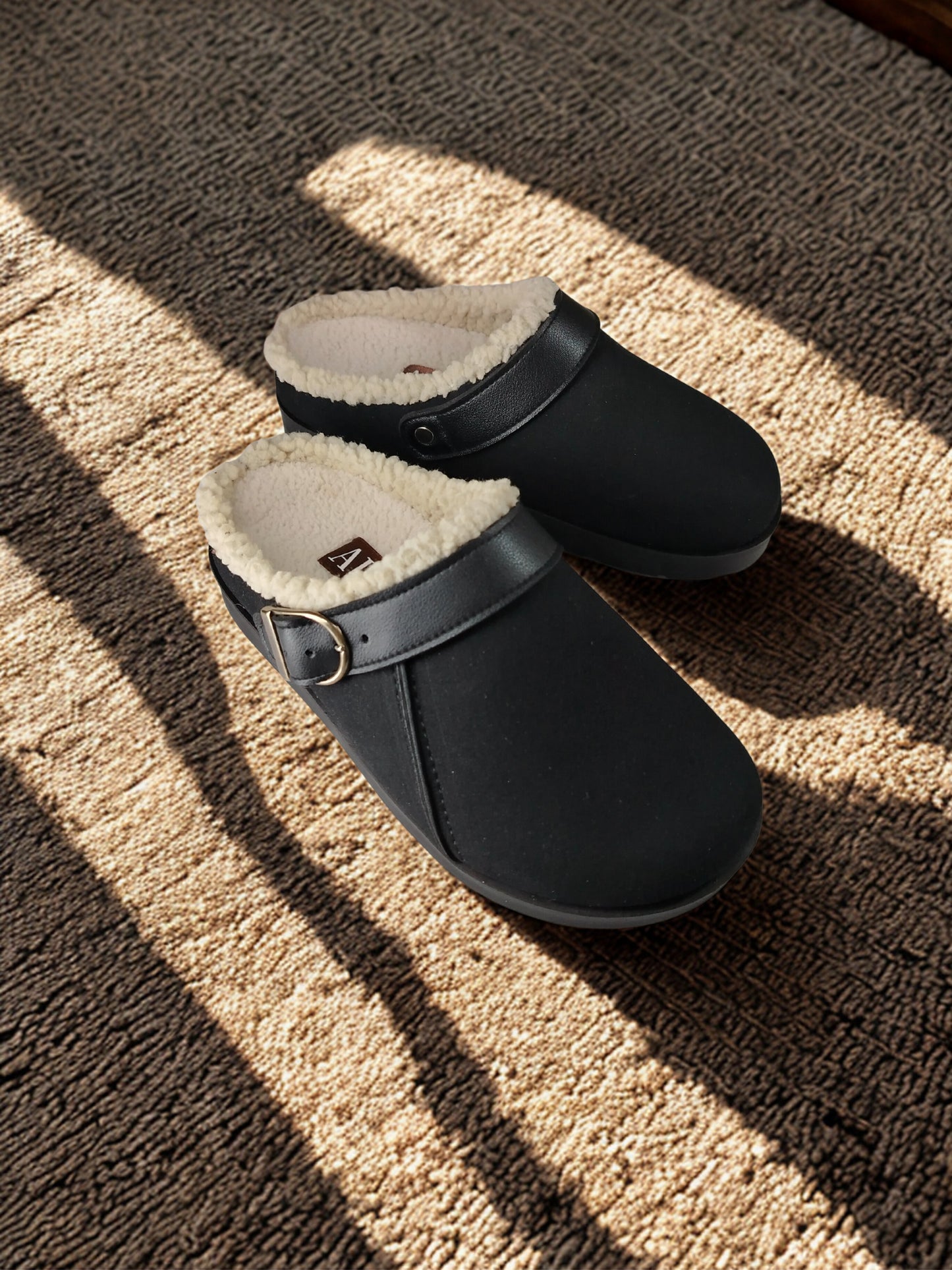 Elora fur black clogs