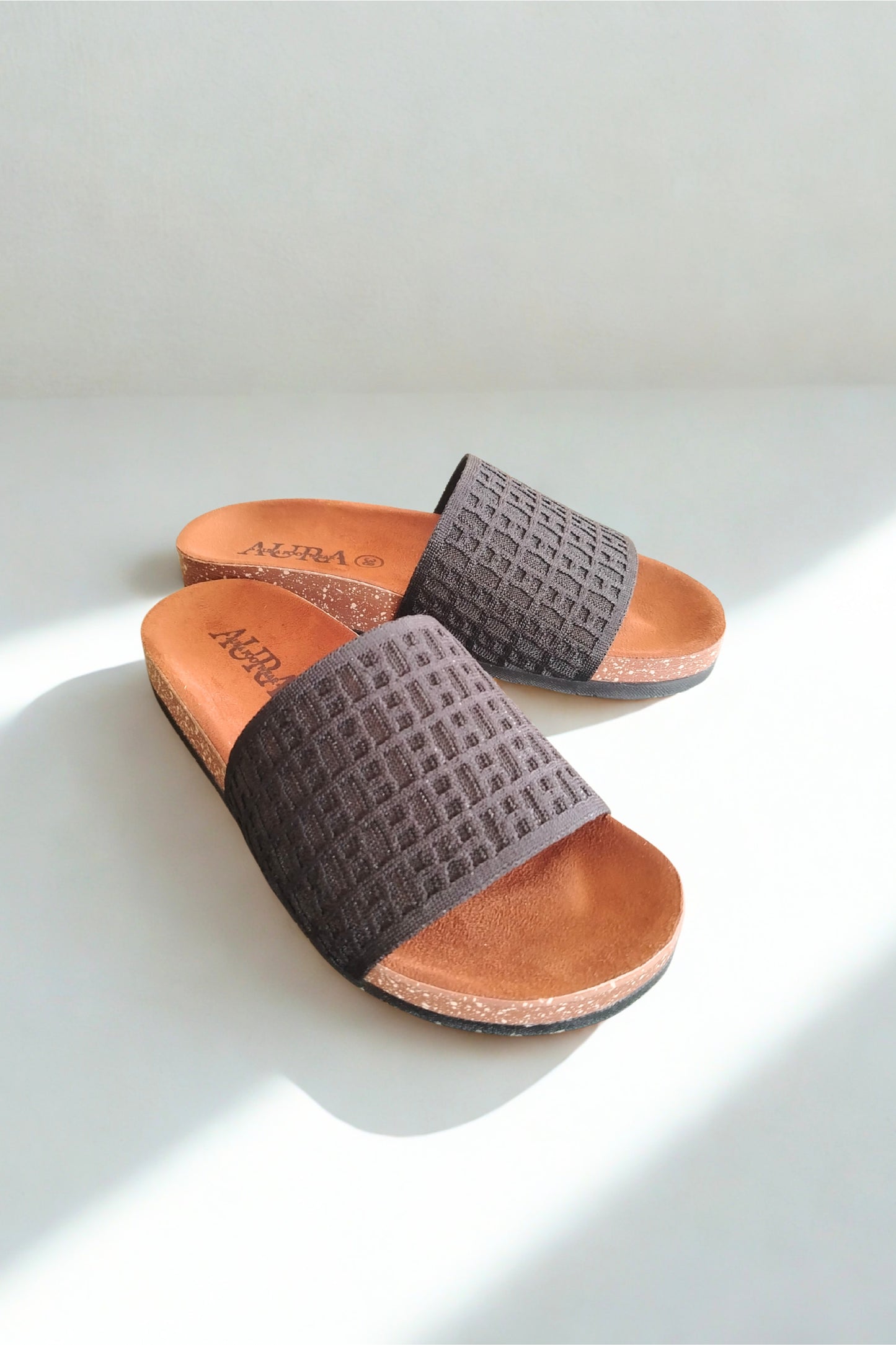 Aura slides black (4012)